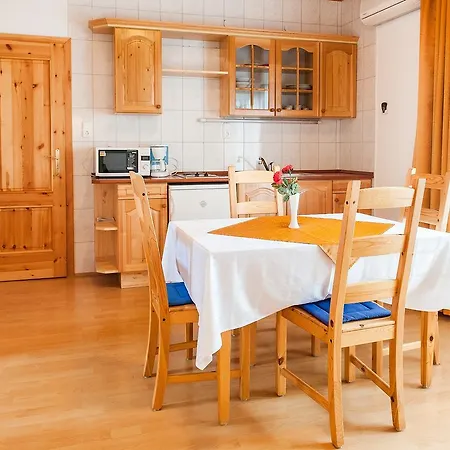 Alina Apartmanhaz Lägenhet *